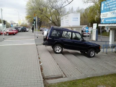 xann - Wysoki samochód + brak miejsca na parkingu = no problem

#warszawa #debilzakie...