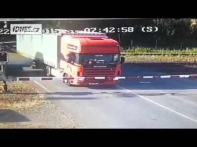 bisu - Kolejny wypadek spowodowany przez kierowcę ciężarówki w Czechach. Bardzo duże ...