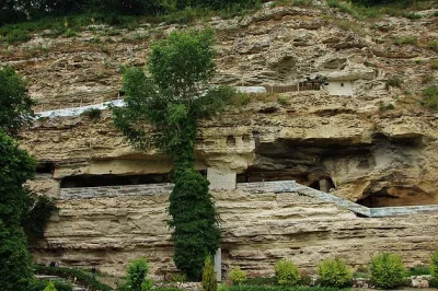 kultywator - Z ciekawych miejsc w skale jest w Bułgarii monaster Aładża. Średniowiecz...
