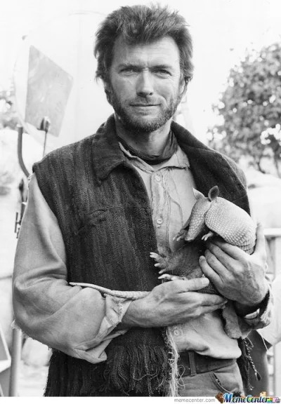 ColdMary6100 - Zajebisty Clint Eastwood trzymający pancernika (zdjęcie wykonane podcz...