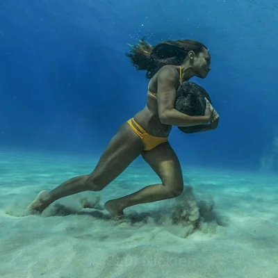tomasz-szalanski - Hawajska surferka Ha’a Keaulana biega po dnie oceanu z 50 funtowym...