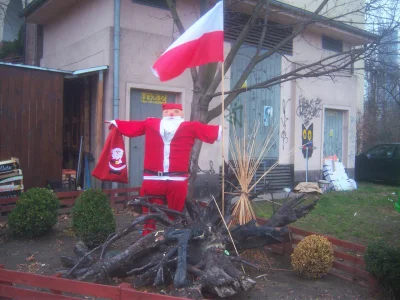 Ustaritz - Pięknie, świątecznie przystrojone podwórko (w sumie chodnik/trawnik przy b...