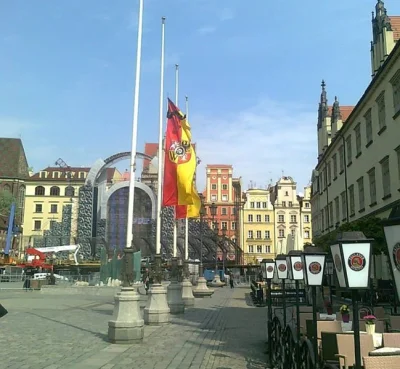 b.....k - #wroclaw #rozewicz Flagi przed wrocławskim ratuszem opuszczono do połowy ma...