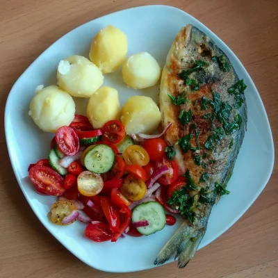 Krupier - Piąteczek więc rybka na obiad. Smażona dorada ze świeżymi warzywami i ziemn...