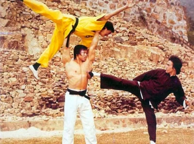 woland666 - Bolo Yeung używający Jackiego Chana (wtedy zwykłego statysty) jako broni ...