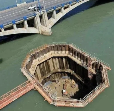 Pan_Slon - Zastanawialiście się jak buduje się fundament pod przęsło mostu w rzece? 
...