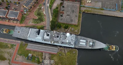 totek - HMS Duncan "wciskany" w dok w Cardiff. Zwroccie uwage na znajdujacy sie tam o...