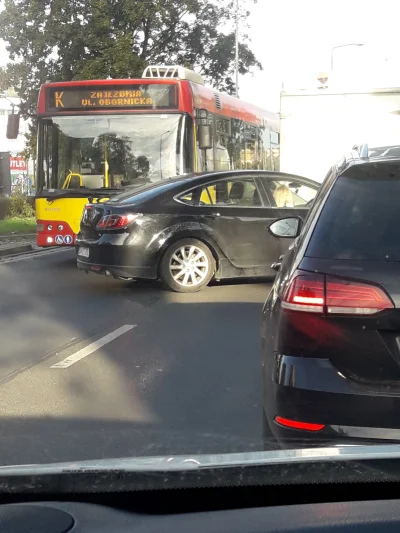 kub4nczyk - Blondynka z kierownicą po prawej stronie blokuje przejazd a kierowca auto...