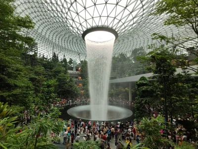 kotbehemoth - Takie tam centrum handlowe w Singapurze. W środku taki ogród z wodospad...