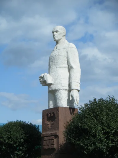 staa - Pomnik Berlinga z nogami związanymi w skale i uzbrojonego w lornetkę