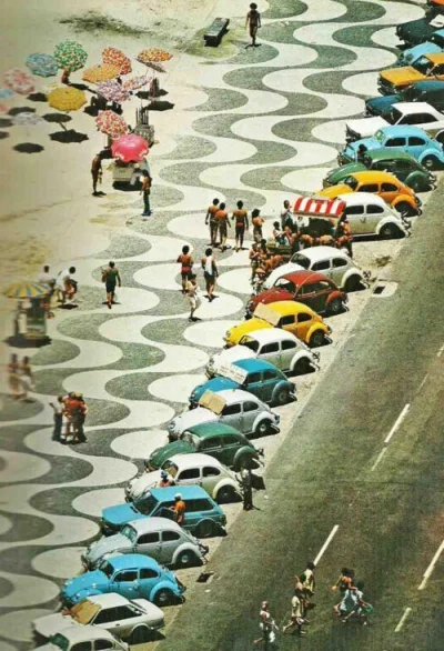 W.....c - Parking na Copacabanie, lata 70. Co ciekawe, nawet te samochody, które nie ...