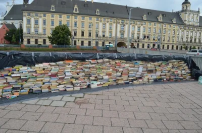 quiksilver - Wał z książek we Wrocławiu nawiązujący do wydarzeń z powodzi w lipcu 199...