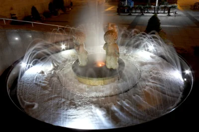 Doskanoness - Który to taki zabawny wrzucił mydełko do fontanny w #bielskobiala ? :D