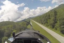 Zdejm_Kapelusz - Chorwacki pilot przelatuje niezwykle nisko między drzewami. Samolot,...