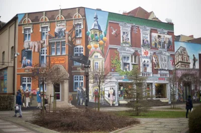 MaziPL - Nowy mural w Słupsku przedstawiający scenkę rodzajową z życia miasta.

wię...