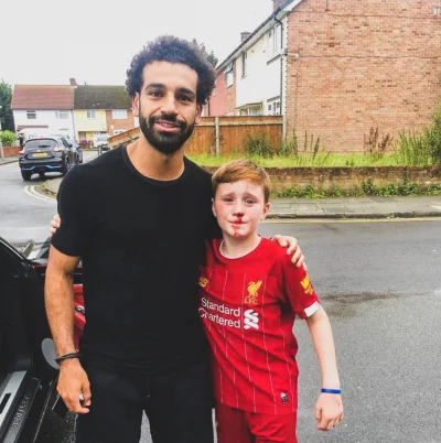 O.....9 - Mohamed Salah potrącił dziś to dziecko które było ubrane w strój Manchester...