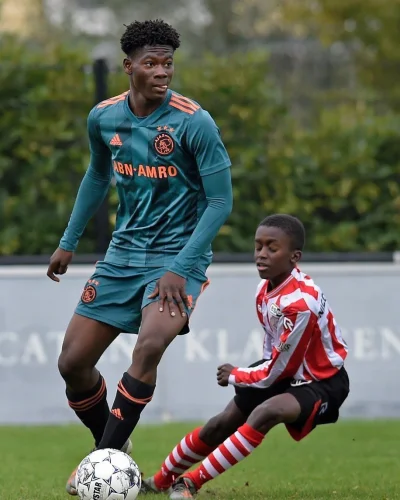 zafrasowany - Ajax Amsterdam U15 - Sparta Rotterdam U15, 14-letni David Easmon (z lew...