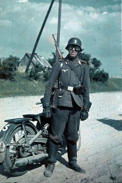 sropo - Żołnierz Luftwaffe pełniący obowiązki kuriera. Zdjęcie jest oryginalnie kolor...