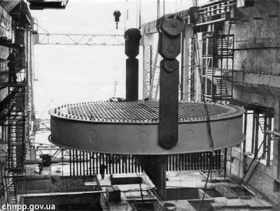 cerastes - zdjęcie z budowy przedstawiające moment umieszczania reaktora rbmk w boku ...