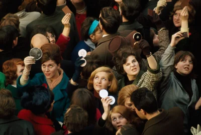 brusilow12 - Kobiety w tłumie próbują złapać widok królowej w lusterkach. Londyn 1966...