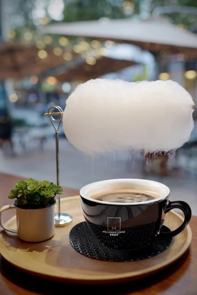 s.....c - Jedna z kawiarni w Szanghaju podaje kawę z chmurką z waty cukrowej. Pod wpł...
