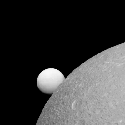 d.....4 - Enceladus i Dione, zdjęcie wykonano 8 września 2015 roku z sondy Cassini, w...