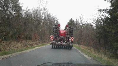 WiewiurPL - Dlatego cieszę się że mieszkam na wsi.
A ten piękny siewnik ciągnie Axion...