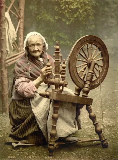 adidanziger - Starsza kobieta z kołowrotkiem. Irlandia przed 1910 rokiem. Fotograf an...