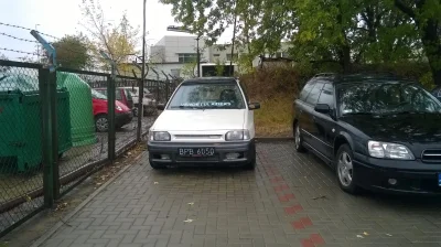 e.....o - @elvisiako: Mazda 121 3doors. Robi robotę, gość potrafi nią jeździć