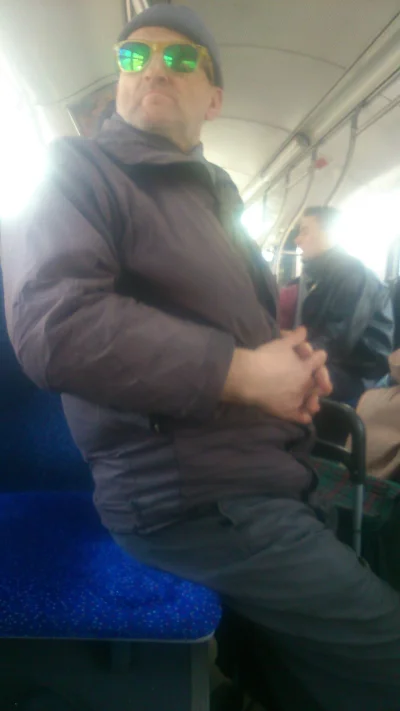 Viarus_ - To uczucie, gdy siedzisz w autobusie i wsiada menel, opierajac sie o fotel ...