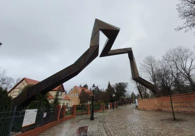 jaroty - Uwaga, przed państwem 

POTĘŻNA KRZYWA RURA xD

To ma być pomnik przypominaj...