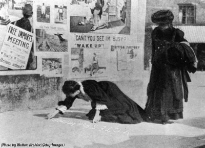 DJtomex - Sufrażystki piszą "Votes for Women" na chodniku w Anglii, rok 1907.


ja...