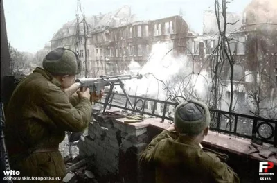 wojna - Radzieccy żołnierze z rusznicą PTRS podczas walk na dzisiejszej ul. Pocztowej...