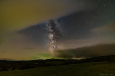 Nightscapes_pl - Droga mleczna widziana w oknie między chmurami gdzieś w Bieszczadach...