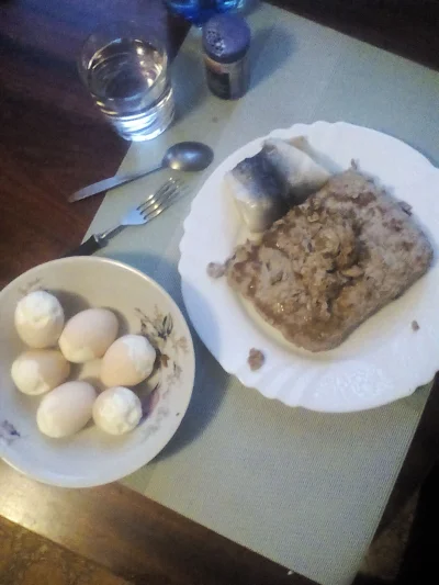 anonymous_derp - Dzisiejsza kolacja: Smażowa szynka mielona, 6 jajek na miękko, maryn...