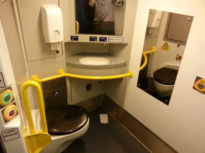 kawior102 - To jest normalna toaleta w pociagu, dużo miejsca, jest mydło woda i susza...