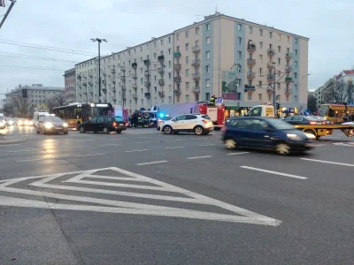 Gent - Wawelska grojecka wypadek tramwaje stoja w obie strony. Utrudniony przejazd pr...