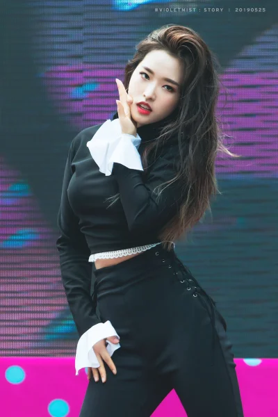 XKHYCCB2dX - #oliviahye #loona
#koreanka