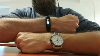 bomba4 - O widzę pan @zolwixx miband 4. Czemu masz jakieś chińskie krzaczki xd