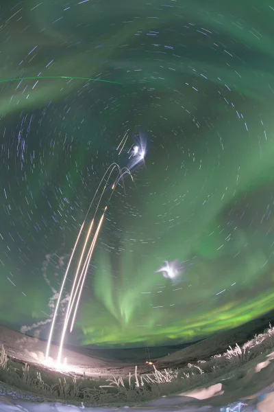 r.....7 - Rakieta atmosferyczna odpalona w zorzę polarną
Autor zdjęcia: Jamie Adkins...