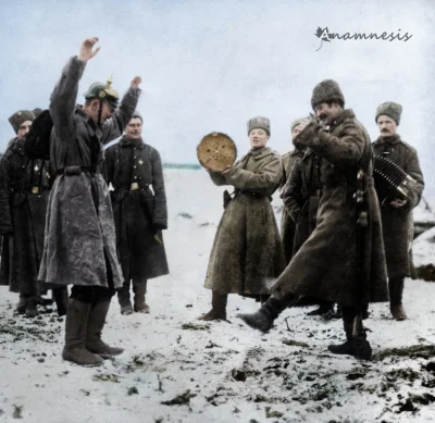 brusilow12 - Rosyjscy żołnierze uczą niemieckiego jeńca kozackich tańców, 1915 rok fr...