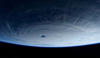 a.....2 - Cyklon sfotografowany z pokładu Międzynarodowej Stacji Kosmicznej.

Świet...