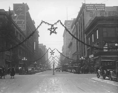 N.....h - Ozdoby świąteczne na Nicollet Avenue.
#fotohistoria #minneapolis #lata30