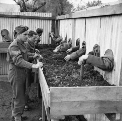 myrmekochoria - Trening symulujący rozbrajanie min w nocy, 1940.

#starszezwoje - t...