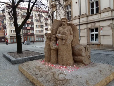 zemeckis - Piłsudskiego z piasku i gliny widzieliście?

#legnica #nudy