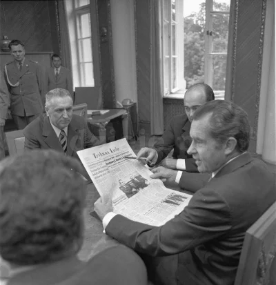 n.....k - Na zdjeciu, przedstawiającym rozmowę Gierka z Nixonem pokazuja "Trybune" z ...