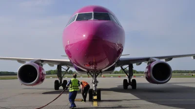 airfield_ops - Tym razem A320 Węgierskich tanich linii Wizz Air zaraz po wkołowaniu n...