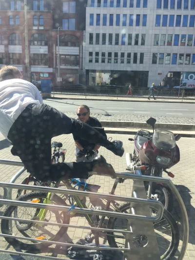 szoorstki - Złodziej rowerów złapany na gorącym uczynku ( ͡° ͜ʖ ͡°)
https://www.face...