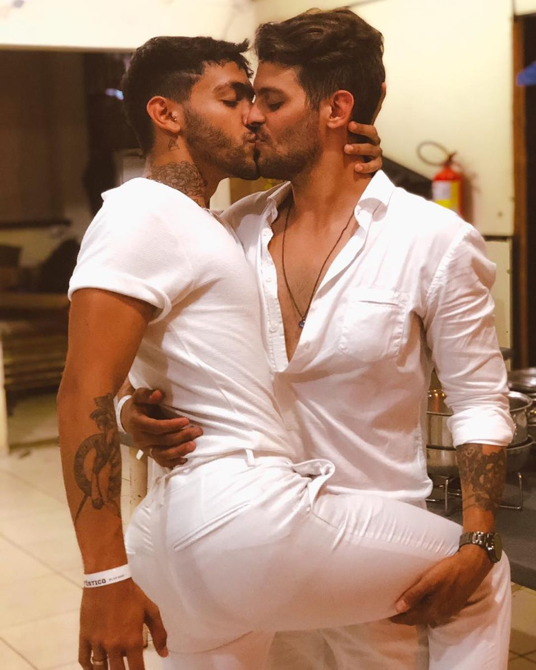 парни целуются гей фото 98