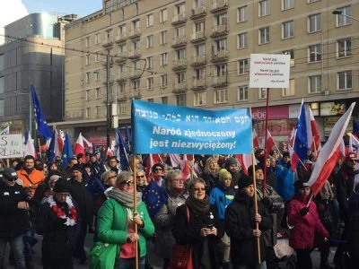 polwes - > Ci ludzie sami nie wiedzą dlaczego wyszli na ten spacer z flagami.

@zly...